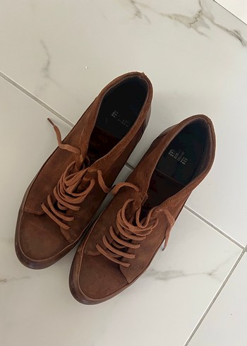 Kahverengi Minimalist Erkek Bot - Görsel 3