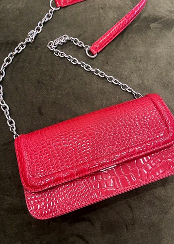 Kırmızı Zincir Detaylı Yılan Desenli Çanta - Görsel 2