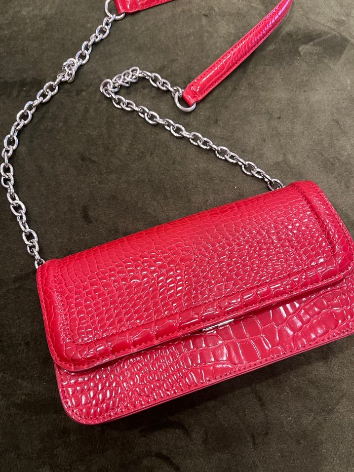 Kırmızı Zincir Detaylı Yılan Desenli Çanta - Görsel 2