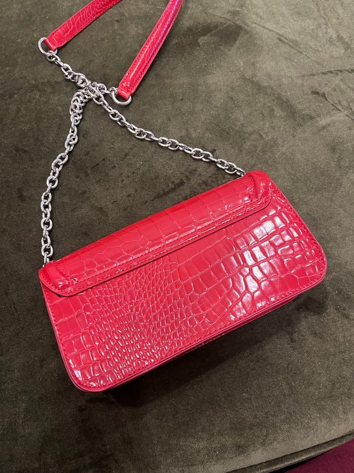 Kırmızı Zincir Detaylı Yılan Desenli Çanta - Görsel 3