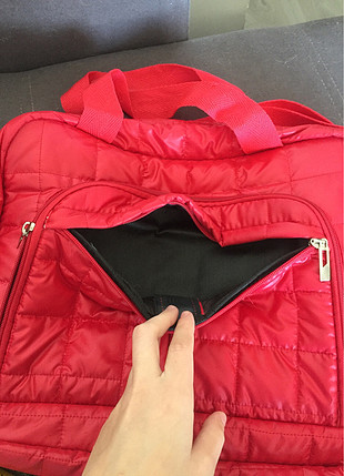 Kırmızı laptop çantası