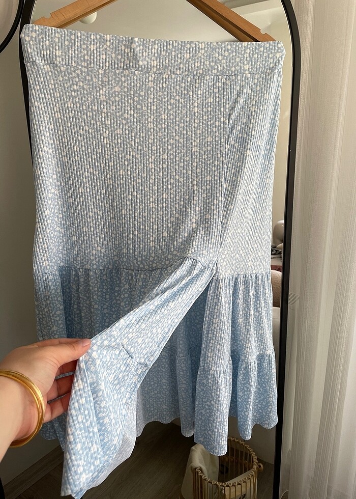 Mavi çiçekli yırtmaçlı etek - Görsel 4