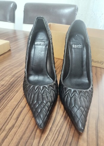 Deri Siyah Pileli Stiletto Topuklu Kadın Ayakkabı