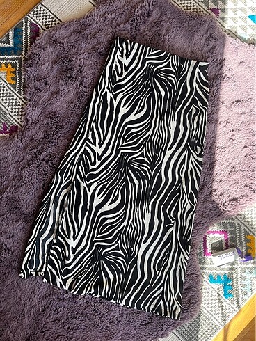 Zebra Yırtmaçlı etek ve avon parfüm