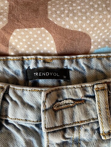 32 Beden Yırtıklı Denim Sort