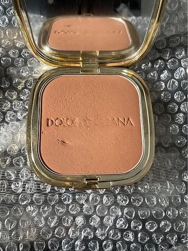 Dolce & Gabbana Bronzer veya allık olarak kullanılabilir