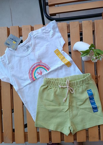 Bebek Kız Beyaz Baskılı T-shirt ve Yeşil Şort Takımı