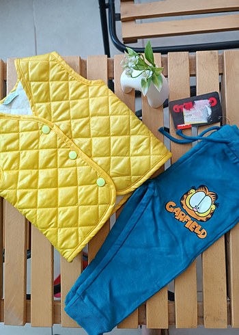 Sarı Düğmeli Kapitone Yelek ve Garfield Baskılı Eşofman
