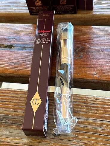Diğer Charlotte Tilbury Complexion Fondöten Fırçası