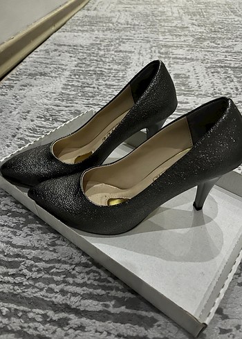 Essence Parlak Altın Yılan Desenli Stiletto