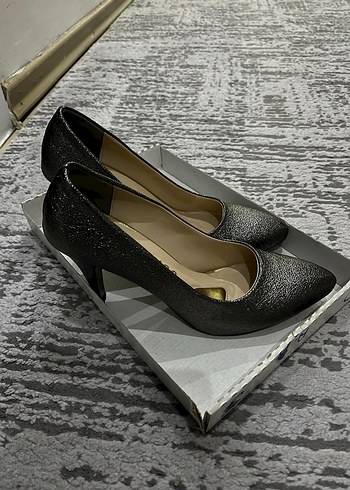 39 Beden Parlak Altın Yılan Desenli Stiletto