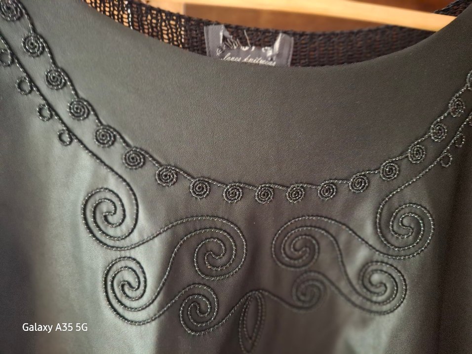 buluz Siyah Deri Nakışlı Kısa Kollu - Görsel 4