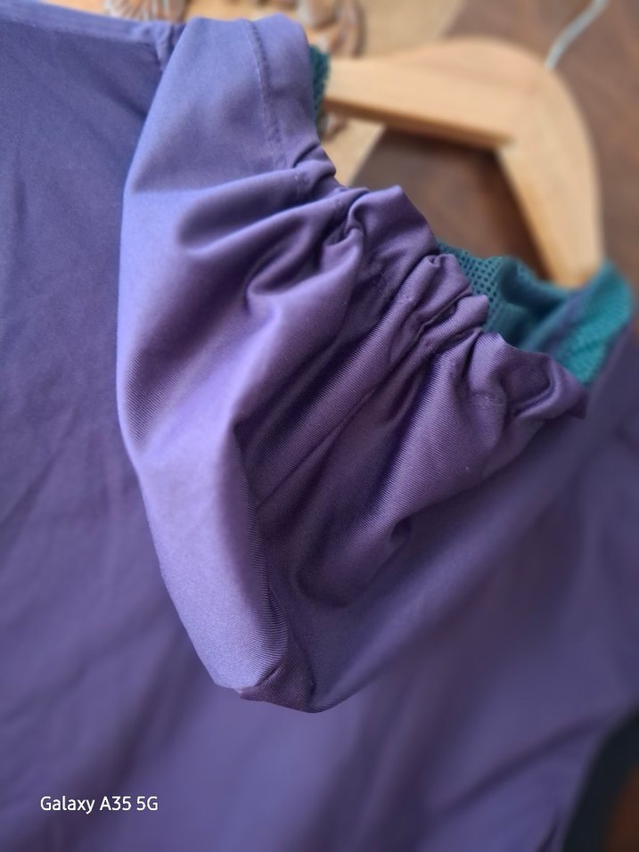 yelek Mor Kapüşonlu Kadın - Görsel 3