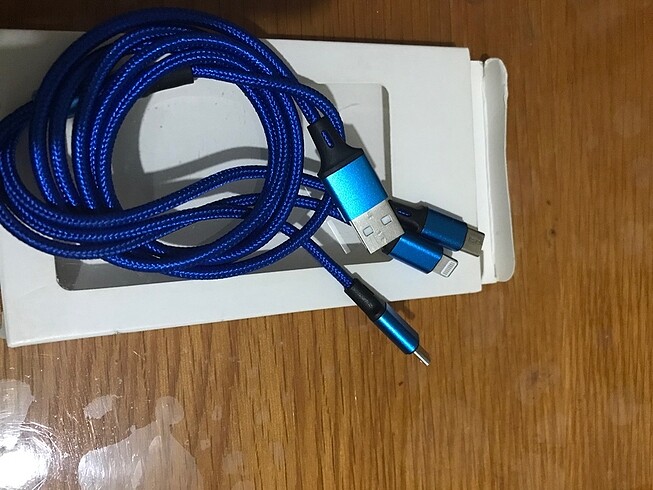 Üçlü telefon şarj kablosu