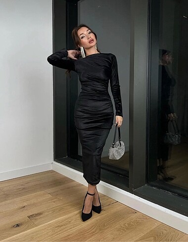 Uzun Kollu Drape Detaylı Kadife Kadın Elbise