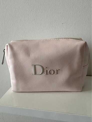 Dior makyaj çantası