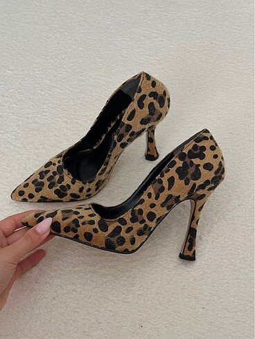Leoparlı topuklu ayakkabı