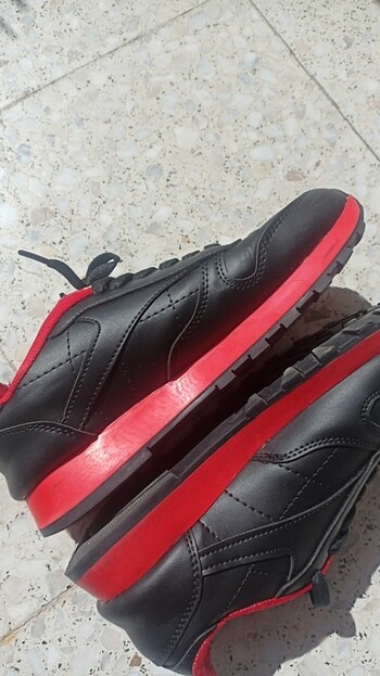 Taban kırmızı detay şık spor ayakkabı 