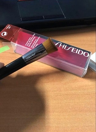Shiseido makyaf fircasi