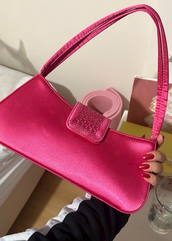 Miu Miu Pembe Parlak İşlemeli Tokalı Kadın Çanta