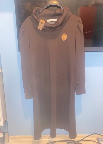 Düğmeli Uzun Kahverengi Elbisr - Görsel 3