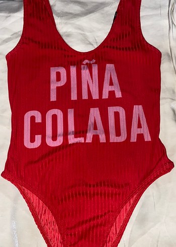 Çiçeği üzerine pembe Pinakolo da yazılı Mayo bodysuit