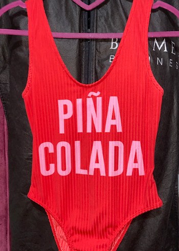 s Beden Çiçeği üzerine pembe Pinakolo da yazılı Mayo bodysuit