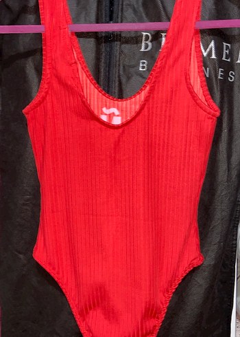 s Beden kırmızı Renk Çiçeği üzerine pembe Pinakolo da yazılı Mayo bodysuit