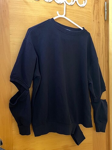 Yırtık Kol Detaylı Siyah Sweatshirt
