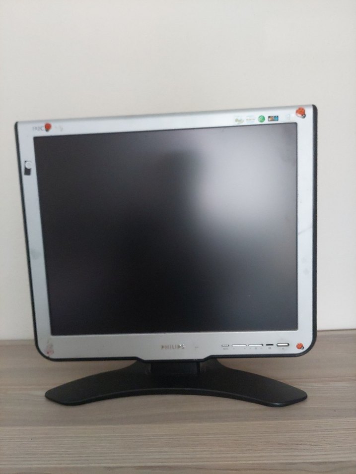 Gri Renkli Bilgisayar Monitörü - Görsel 2