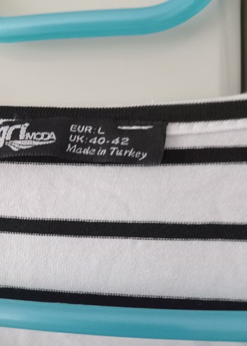 Gri Çizgili Kadın Tişört - Görsel 3