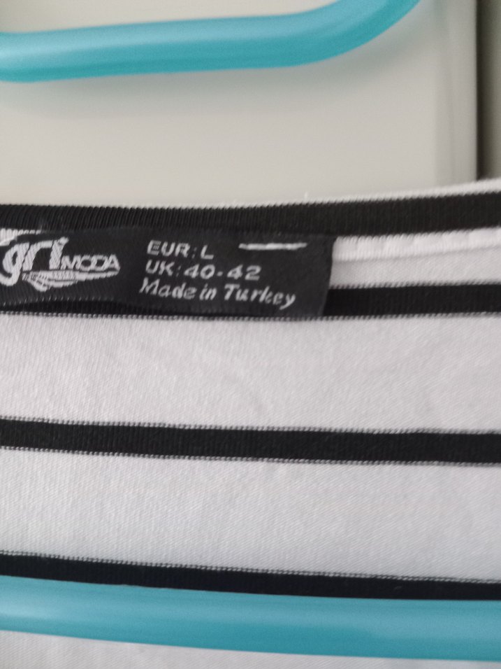 Gri Çizgili Kadın Tişört - Görsel 3