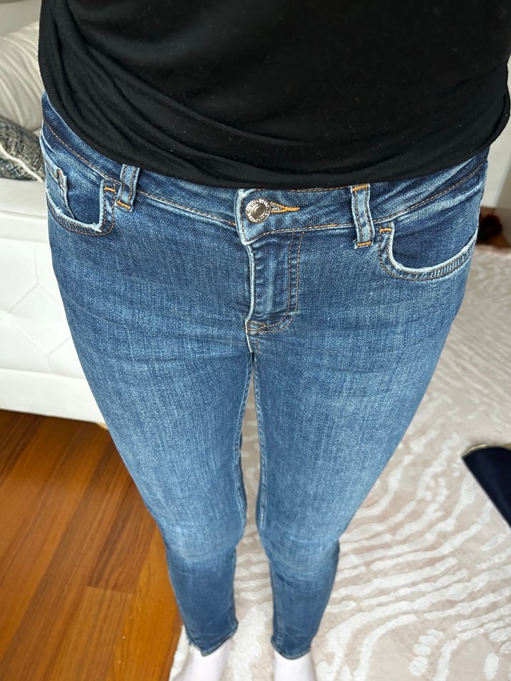 Mavi Yüksek Bel Dar Kesim Jean — görsel 3/9