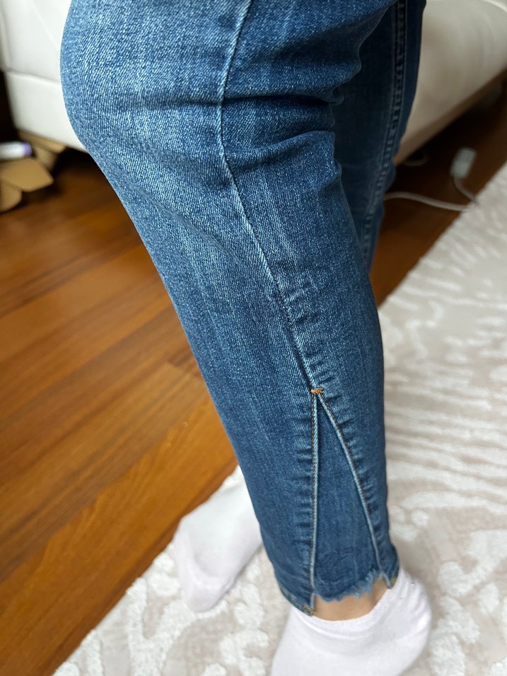 Mavi Yüksek Bel Dar Kesim Jean — görsel 2/9