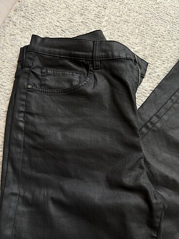 Massimo Dutti Hafif Parlak kumaşlı bir pantolon