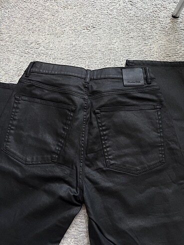 38 Beden Hafif Parlak kumaşlı bir pantolon