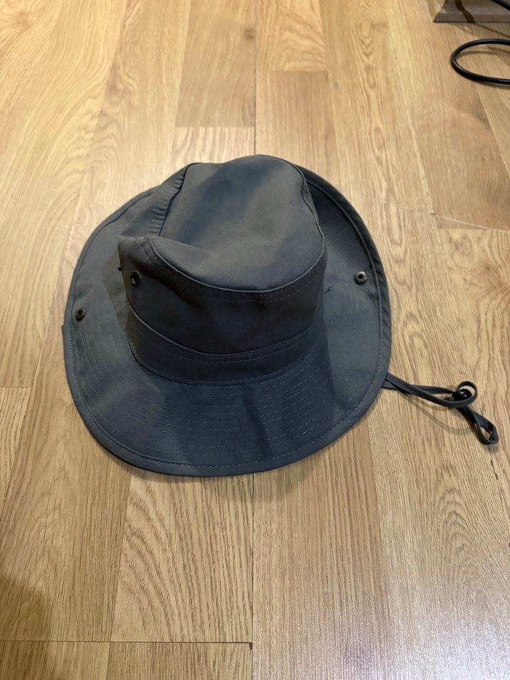 Gri Kadın Sokak Stili Kemerli Şapka - Görsel 2