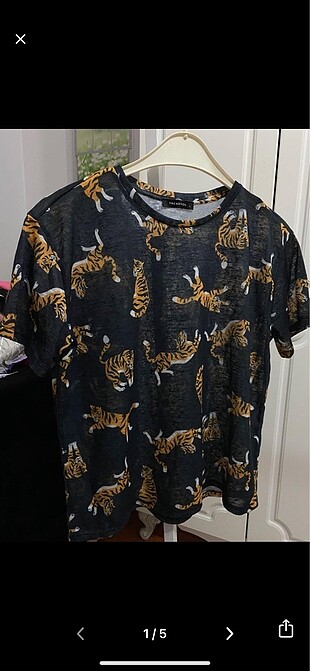 Leoparlı tişört