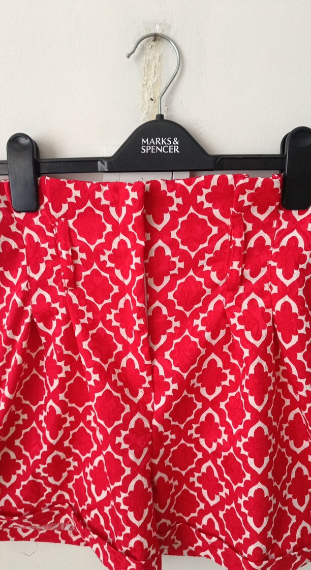 Kırmızı Desenli Piliseli Mini şort - Görsel 2