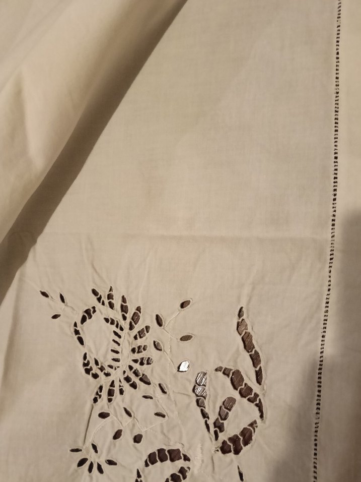 İşlemeli Beyaz Masa Örtüsü - Görsel 2