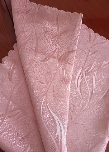 Pembe İşlemeli Masa Örtüsü