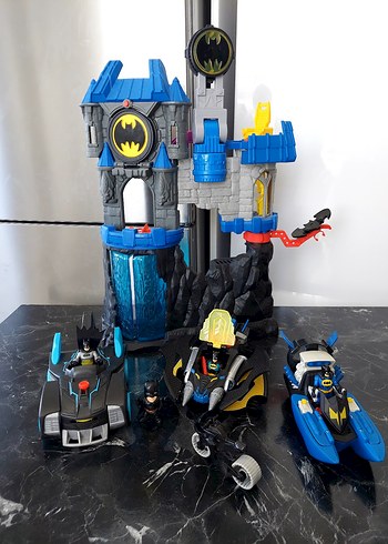 Mavi ve Koyu Renkli Batman Aksiyon Figürleri ve Kalesi
