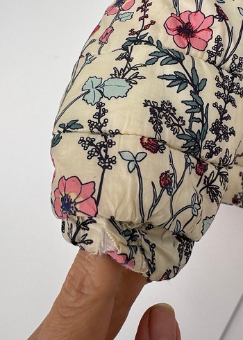 Çiçek Desenli Kapüşonlu Kız Mont - Görsel 4