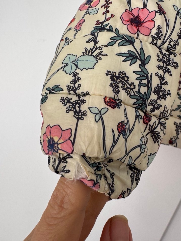 Çiçek Desenli Kapüşonlu Kız Mont - Görsel 4