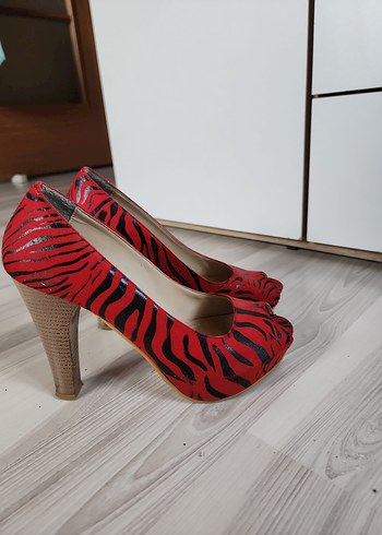Kırmızı Zebra Desenli Kürklü Topuklu Ayakkabı - Görsel 6