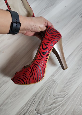 Kırmızı Zebra Desenli Kürklü Topuklu Ayakkabı - Görsel 2
