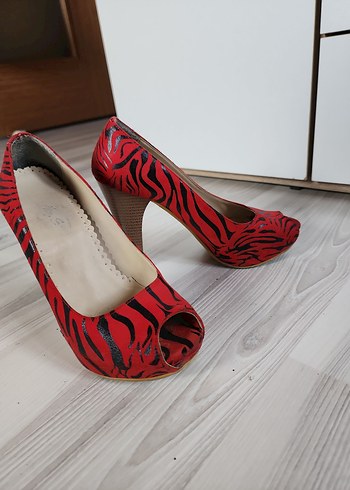 Kırmızı Zebra Desenli Kürklü Topuklu Ayakkabı - Görsel 5
