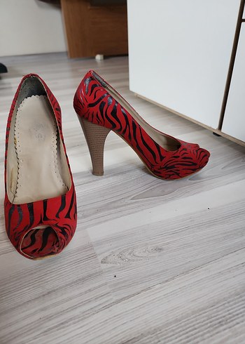 Kırmızı Zebra Desenli Kürklü Topuklu Ayakkabı - Görsel 3