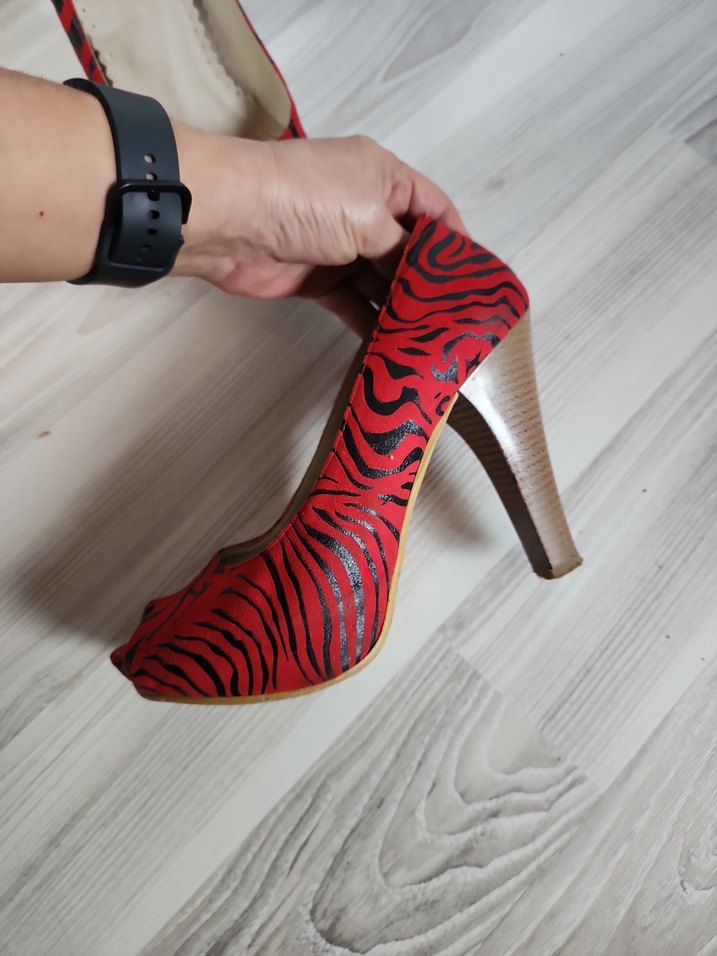 Kırmızı Zebra Desenli Kürklü Topuklu Ayakkabı - Görsel 2