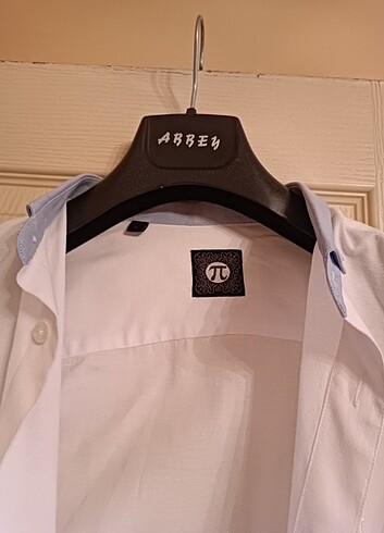 Kol agzı ve yakası mavi manşetli gömlek - Görsel 3